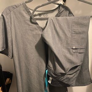 Figs Graphite XL Catarina and L Kade set